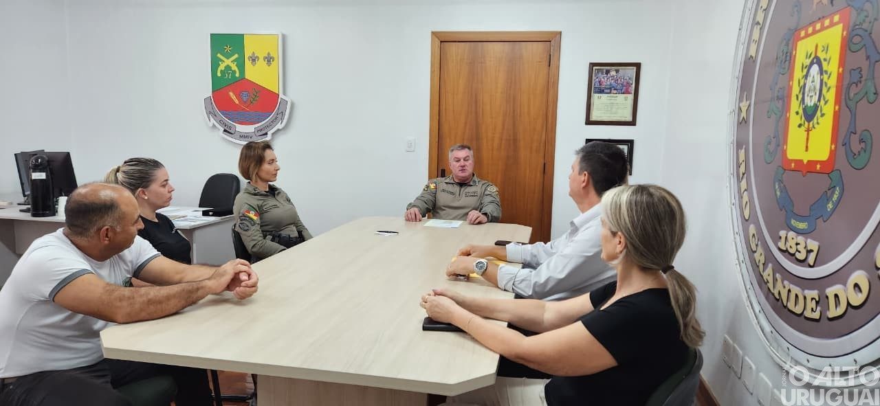 Comando do 37º BPM recebe visita de representantes da educação de Vicente Dutra