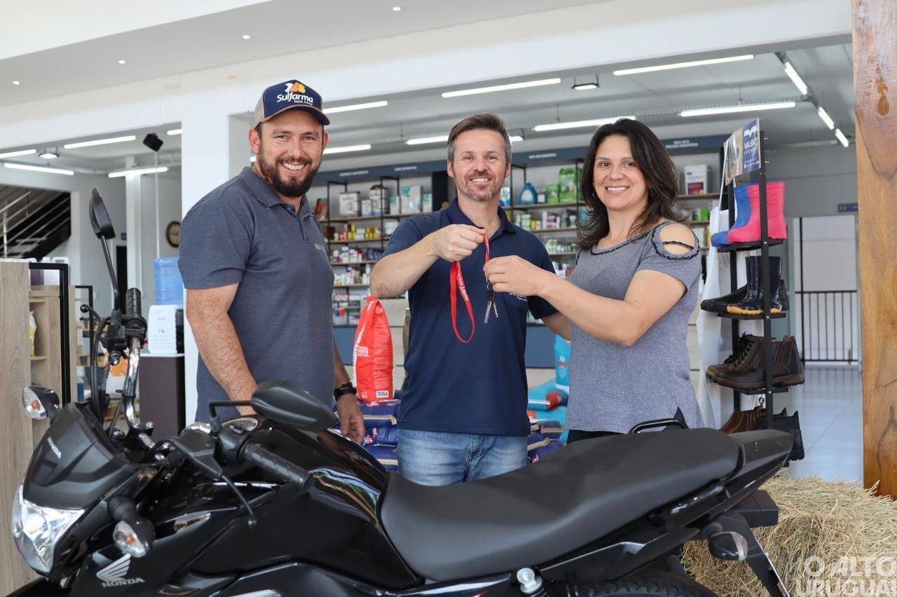 Suifarma entrega moto zero-km a ganhadora da promoção de aniversário