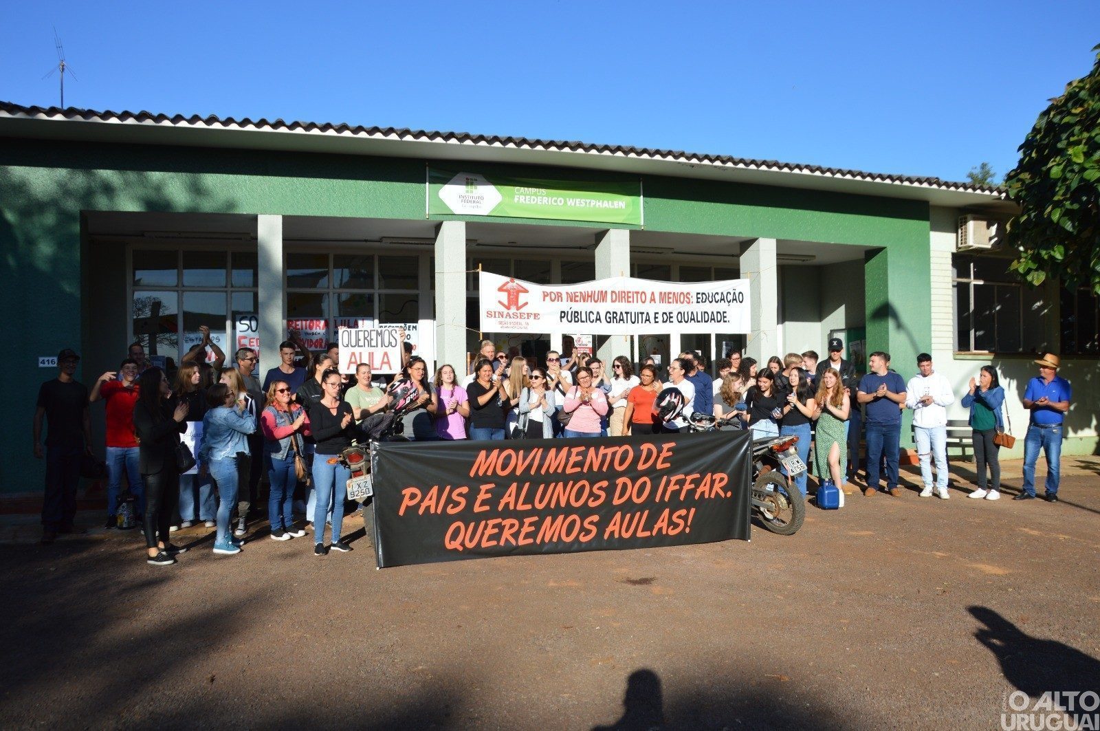 Pais e alunos protestam em frente ao IFFar-FW