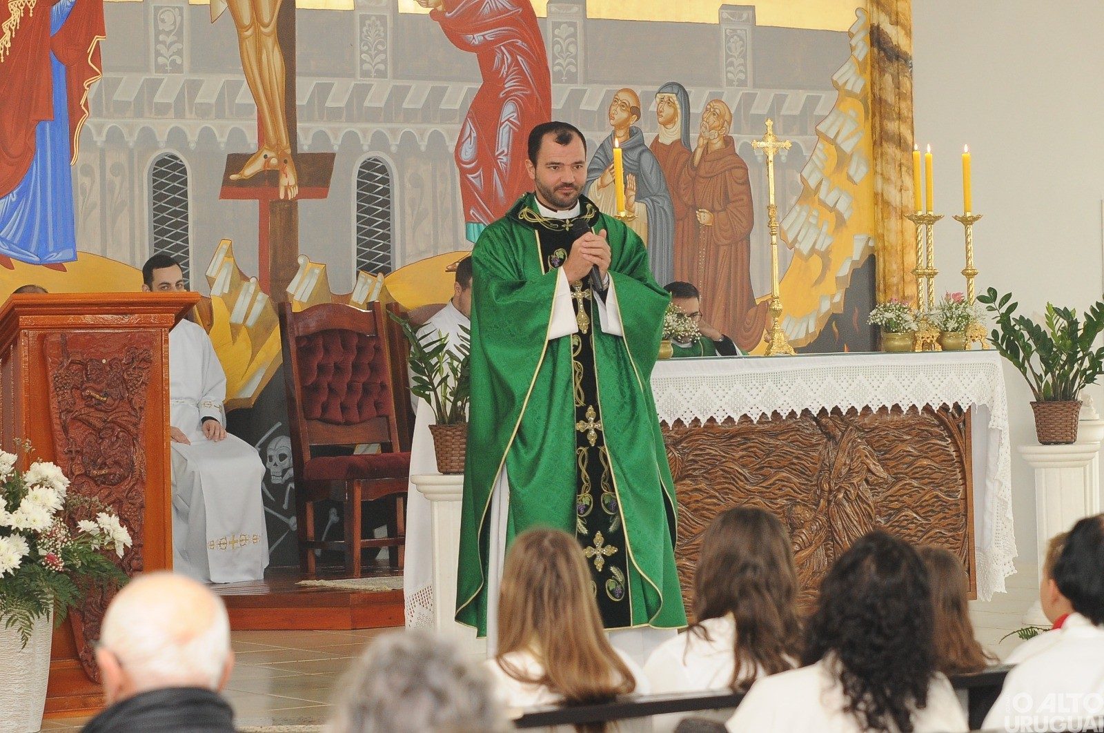 Fiéis participam da primeira missa de Gustavo Balestrin em FW