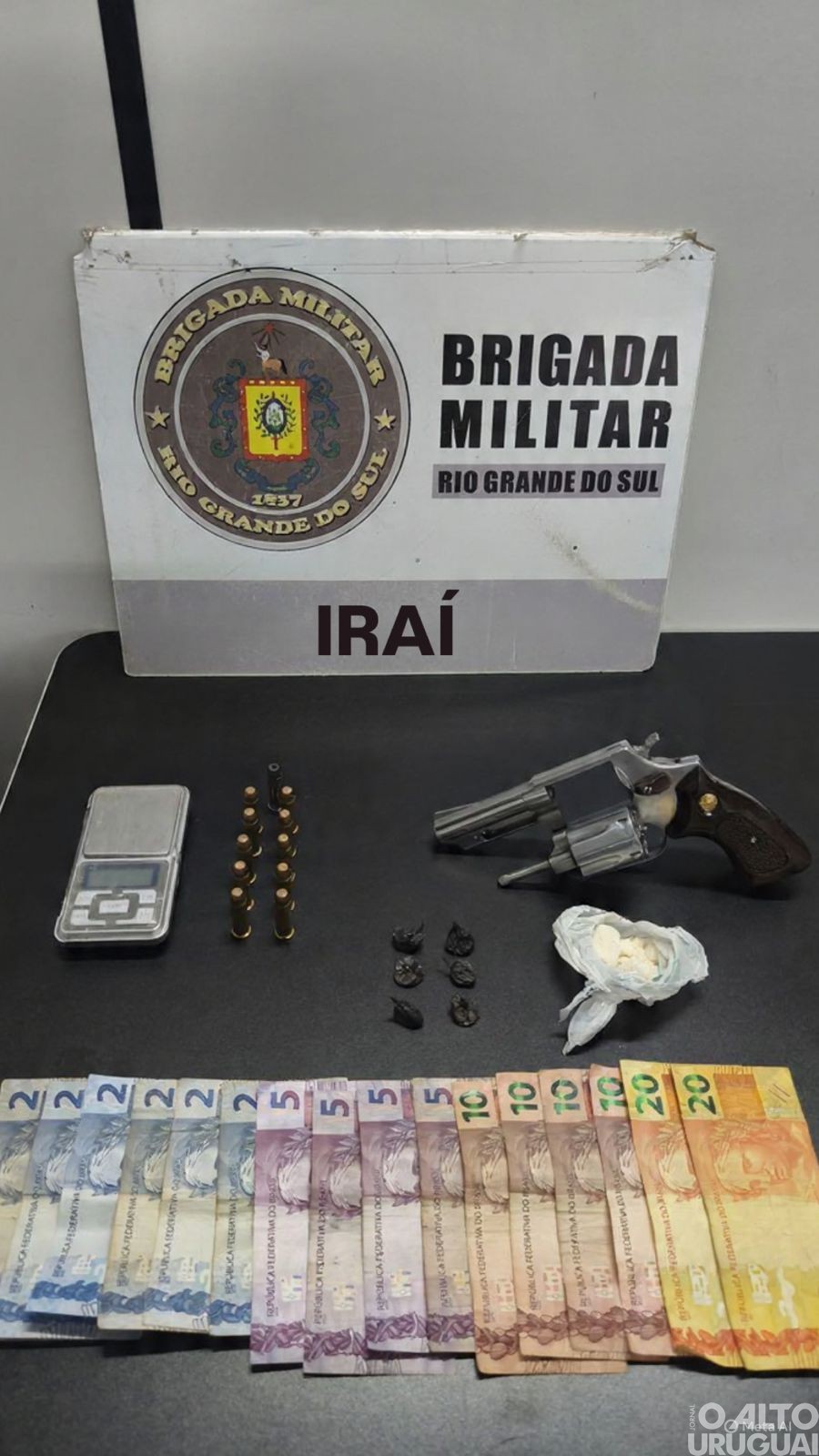 Brigada Militar prende jovem por tráfico de drogas e porte ilegal de arma em Iraí