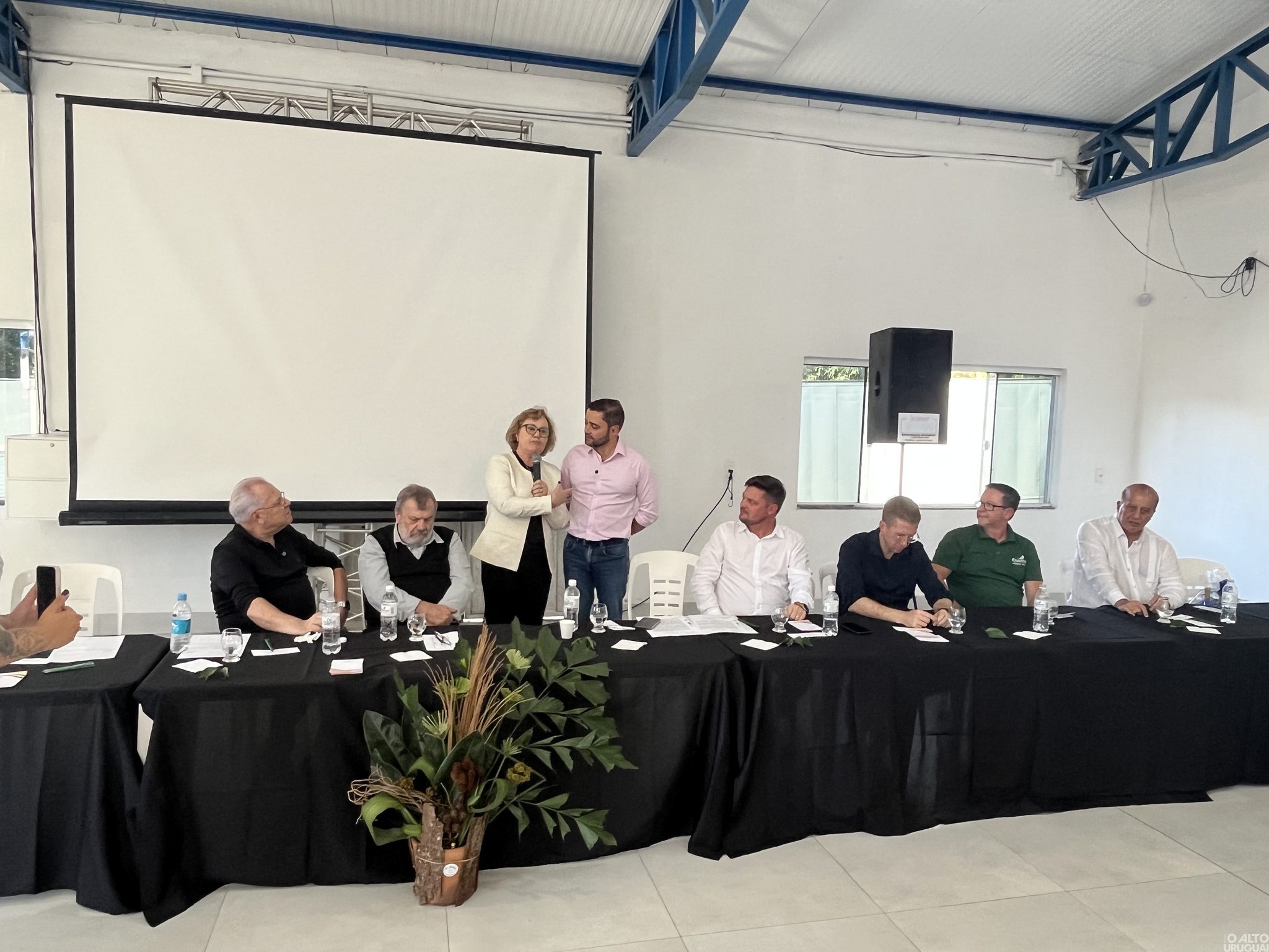 Gabriel Souza apresenta investimentos e ouve demandas da Amzop na Expofred