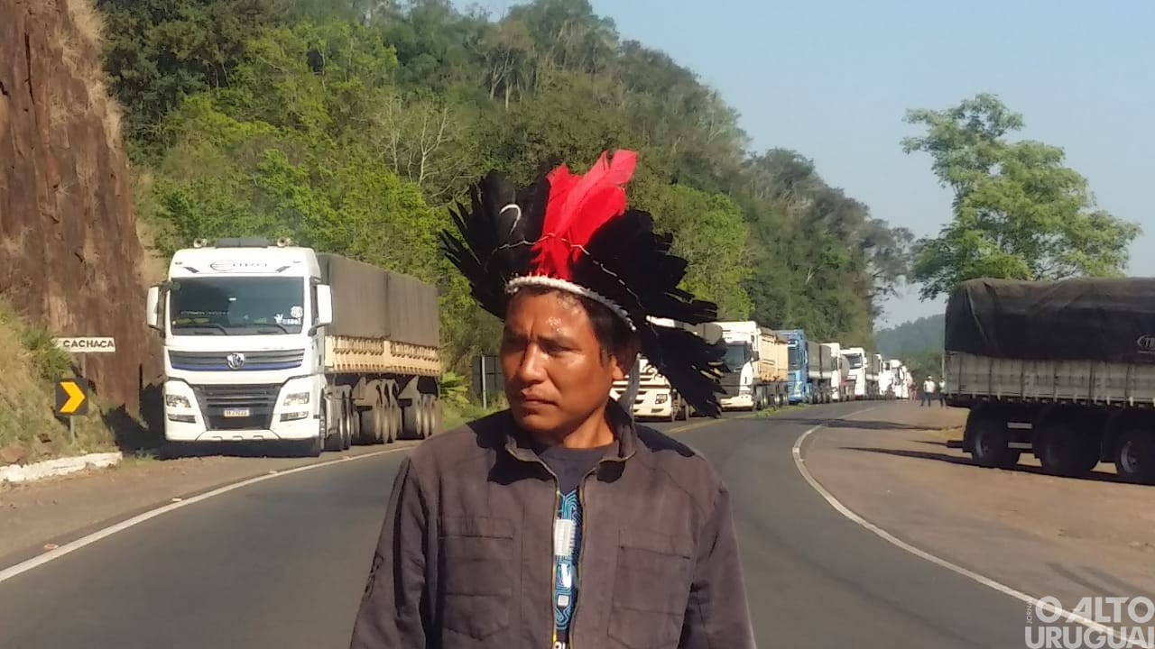 Indígenas realizam bloqueio na BR-386