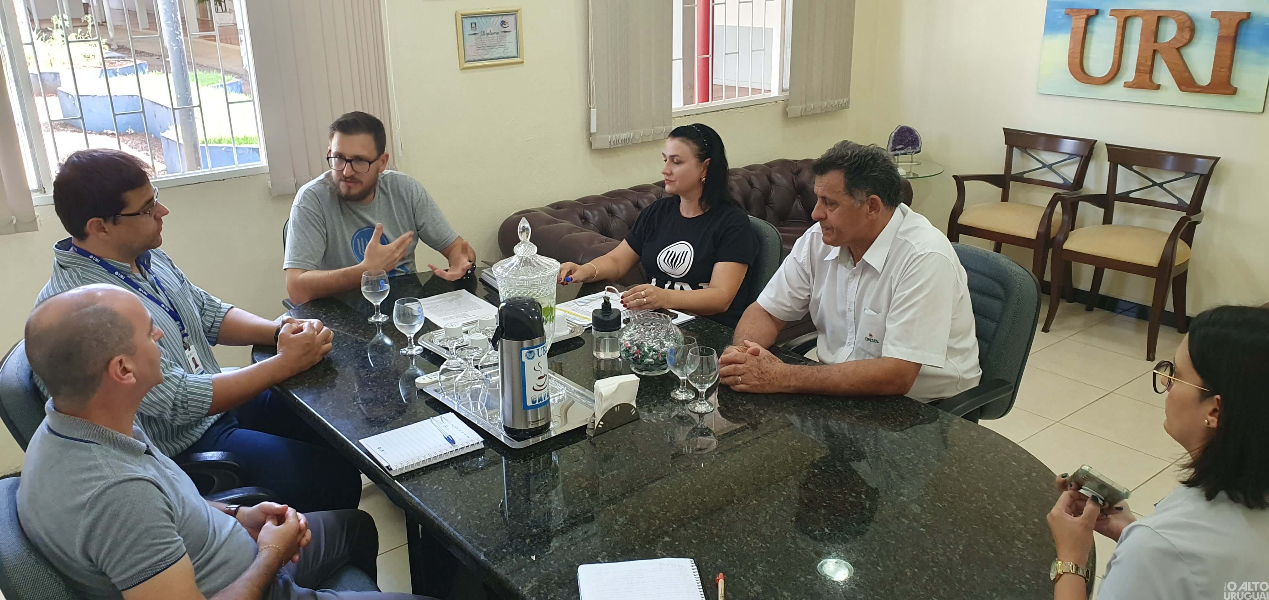 URI/FW e Cresol firmam convênio de descontos nos serviços laboratoriais da universidade