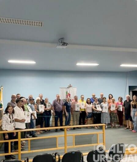 Executivo de Erval Seco entrega matrículas de terrenos para a comunidade