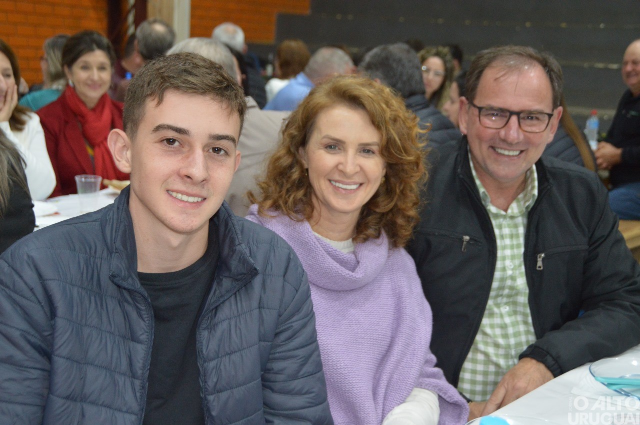 Centenas de pessoas participam da 19ª Festa do Leitão