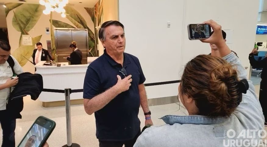 Bolsonaro retorna ao Brasil