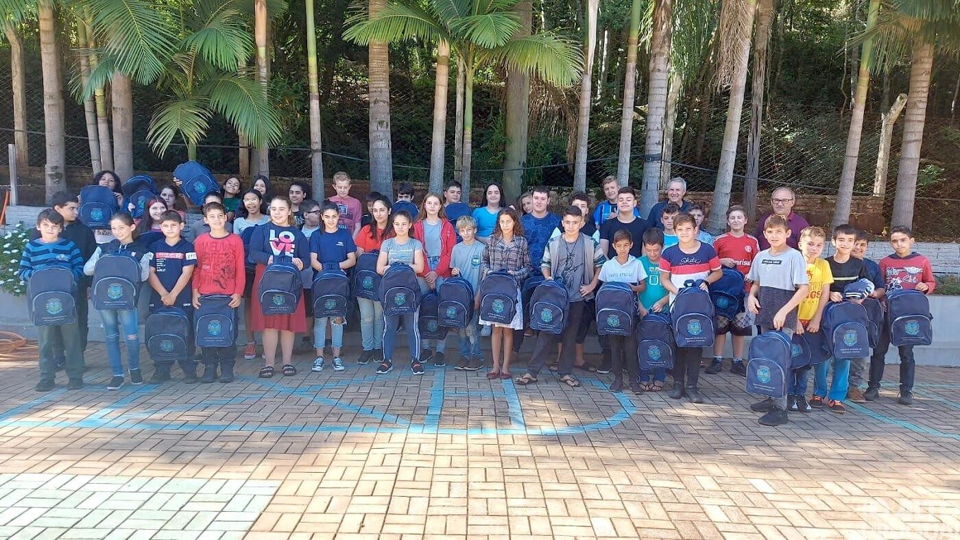 Estudantes de Palmitinho recebem kits de materiais escolares