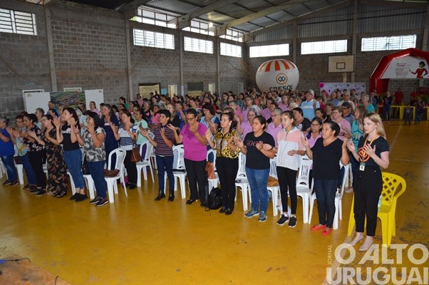 Centenas de mulheres participam de encontro em Jaboticaba