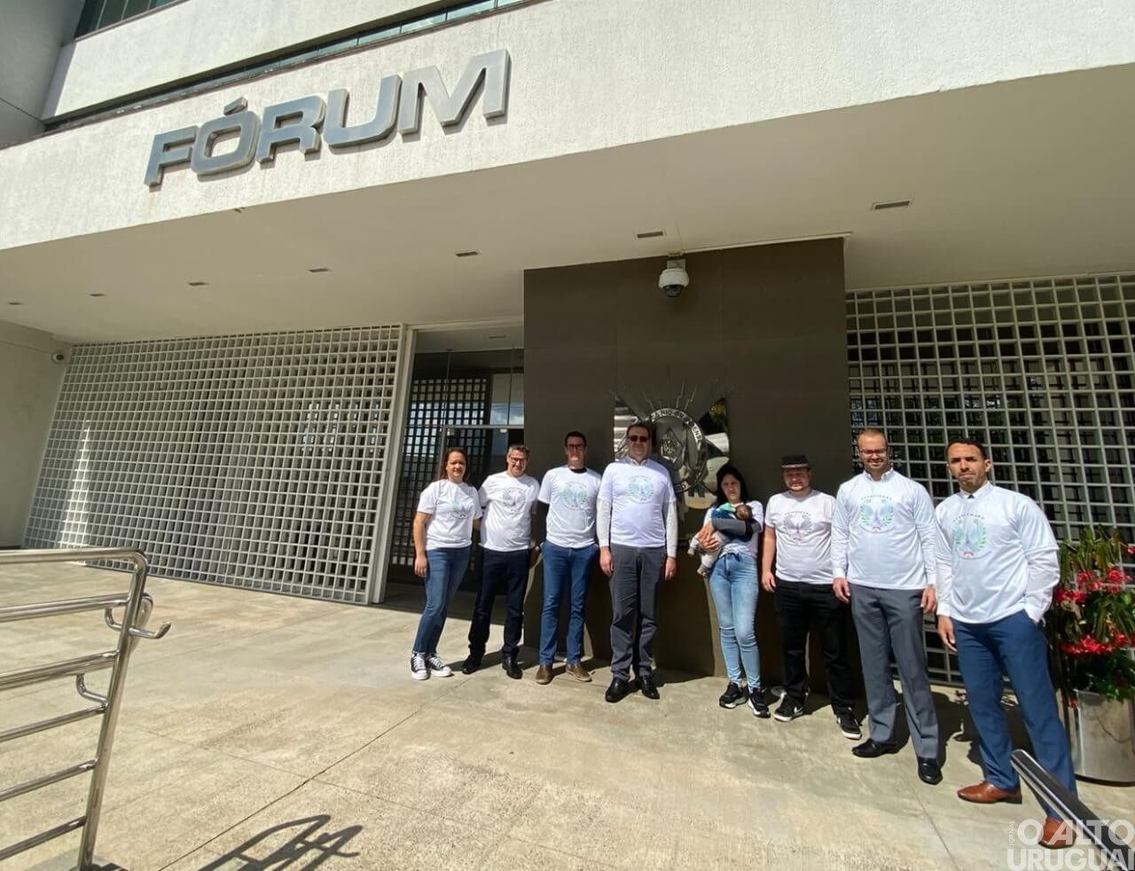 Associação UTI Neonatal e Pediátrica do RS entrega camisa a representantes do Judiciário de FW