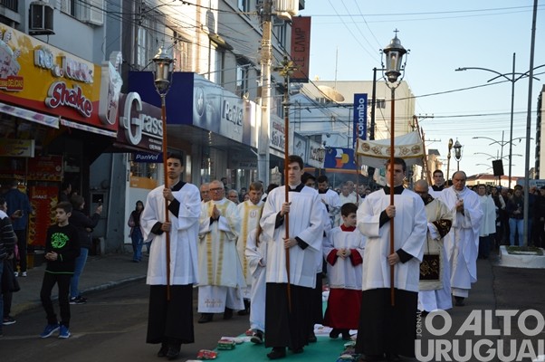Confecção dos tapetes de Corpus Christi mobiliza católicos em FW