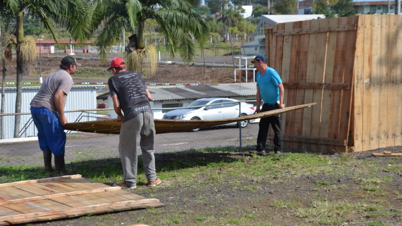 Iniciada montagem dos galpões do 46º Acampamento Farrapo em FW