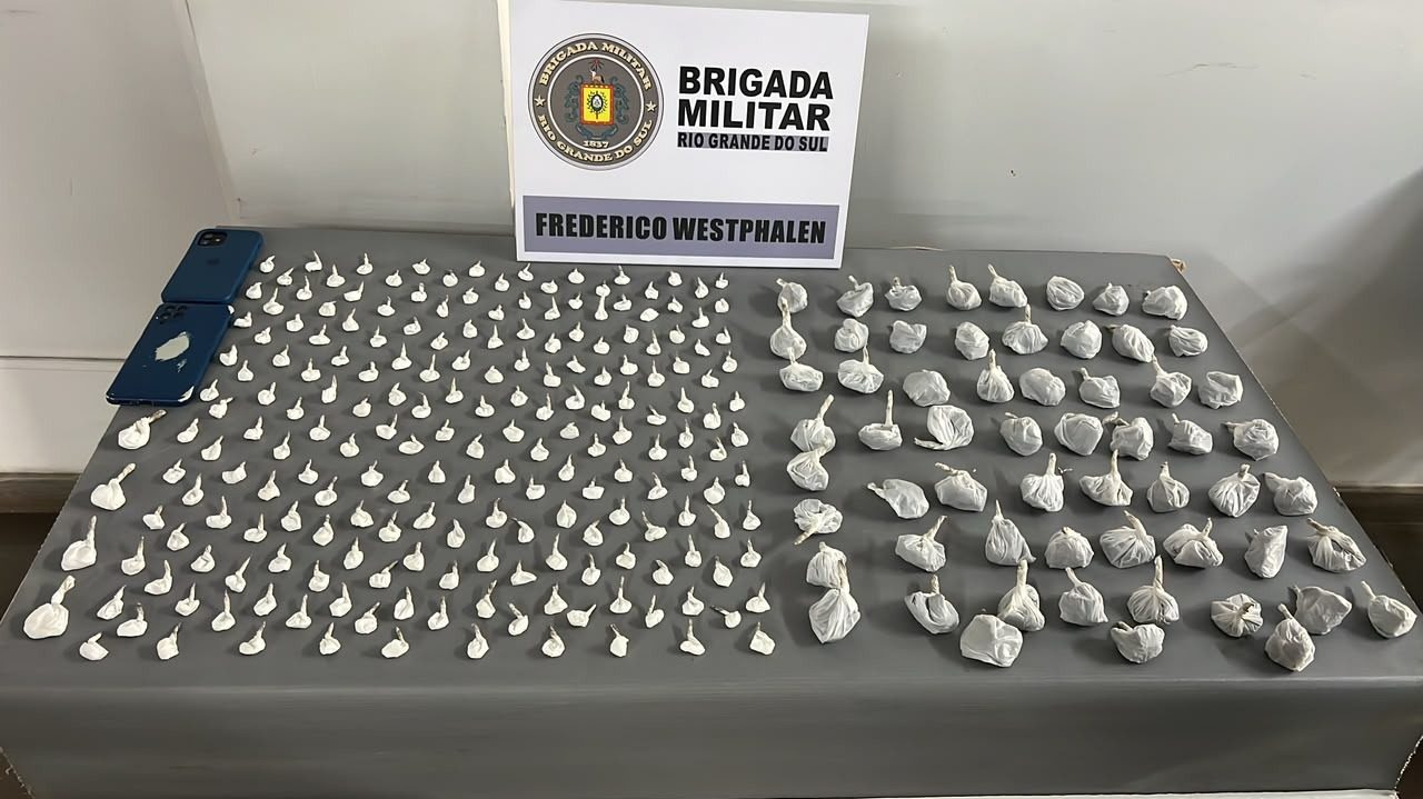 Dupla é presa com mais de 260 porções de drogas em FW