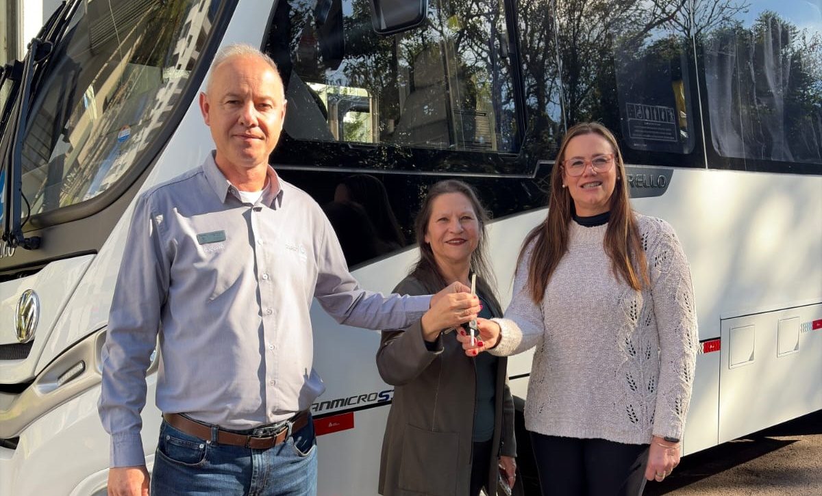 Prefeitura de FW adquire micro-ônibus para transporte de pacientes