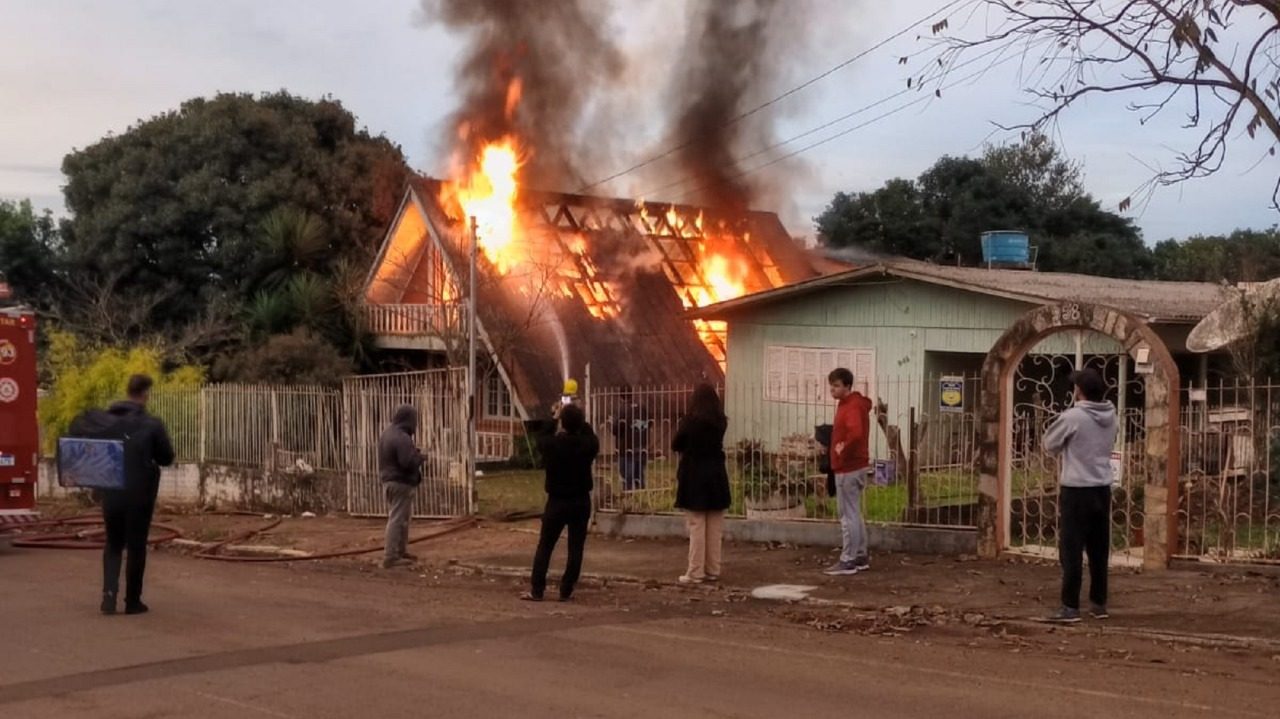 Incêndio atinge cabana no bairro Ipiranga em Frederico Westphalen