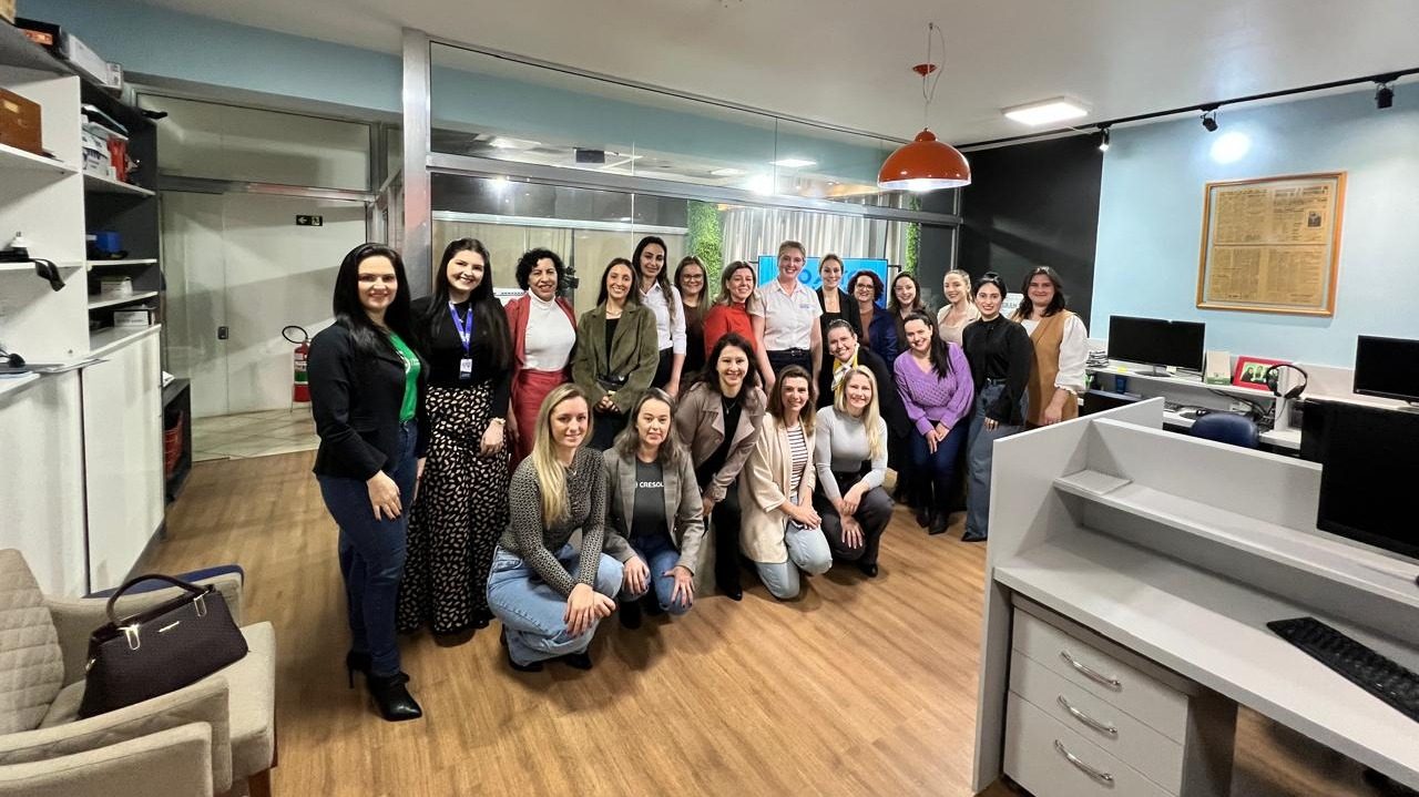 Núcleo da Mulher Empreendedora realiza visita técnica ao Jornal Alto Uruguai