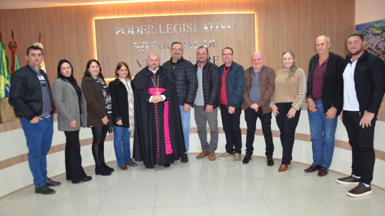 Câmara de Vista Alegre homenageia Santuário Diocesano e cônego Leandro Piffer