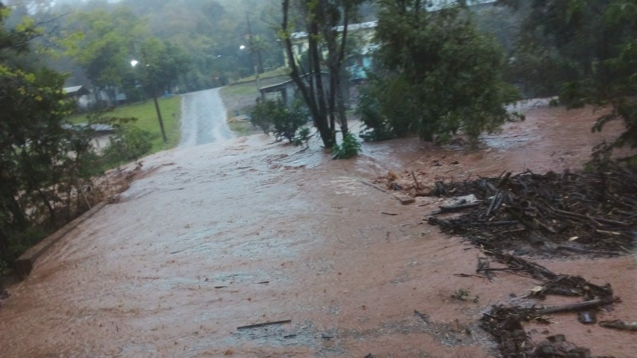 Chuvas causam interdição em estrada no interior de Seberi