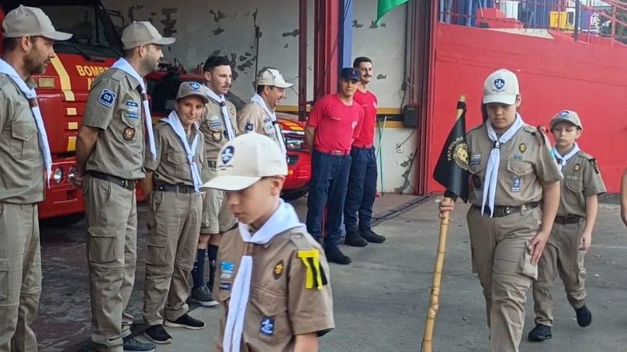 Bombeiros de FW ensinam prevenção de incêndio para crianças escoteiras