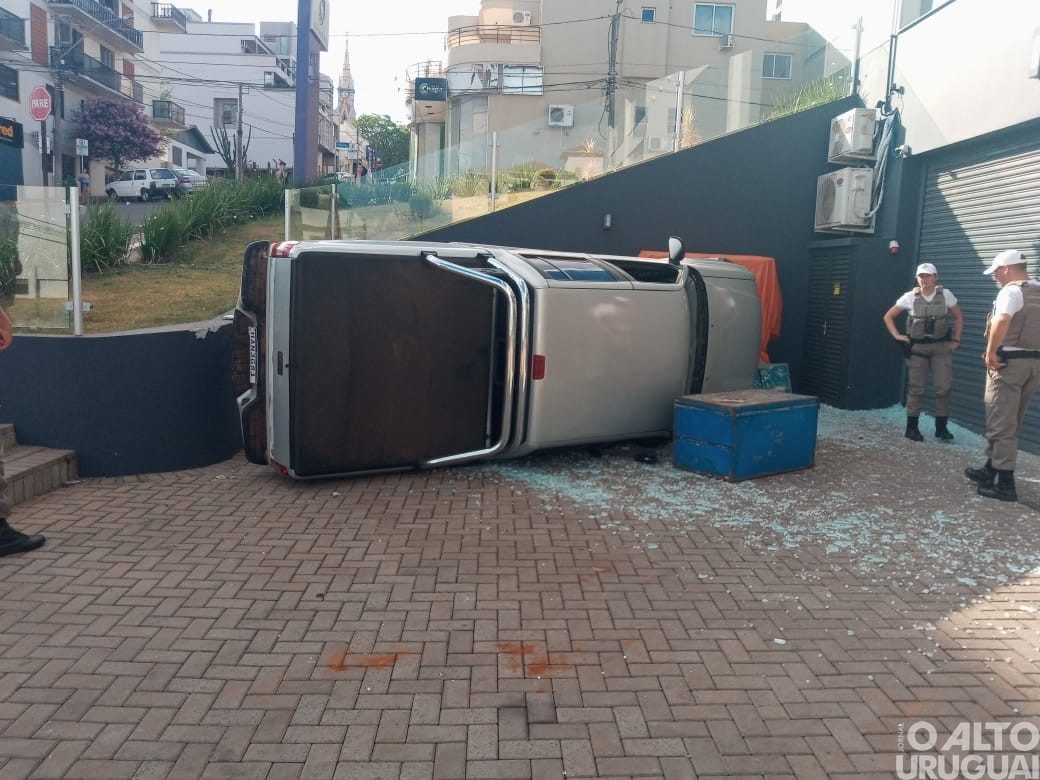 Acidente envolve caminhonete no centro de FW