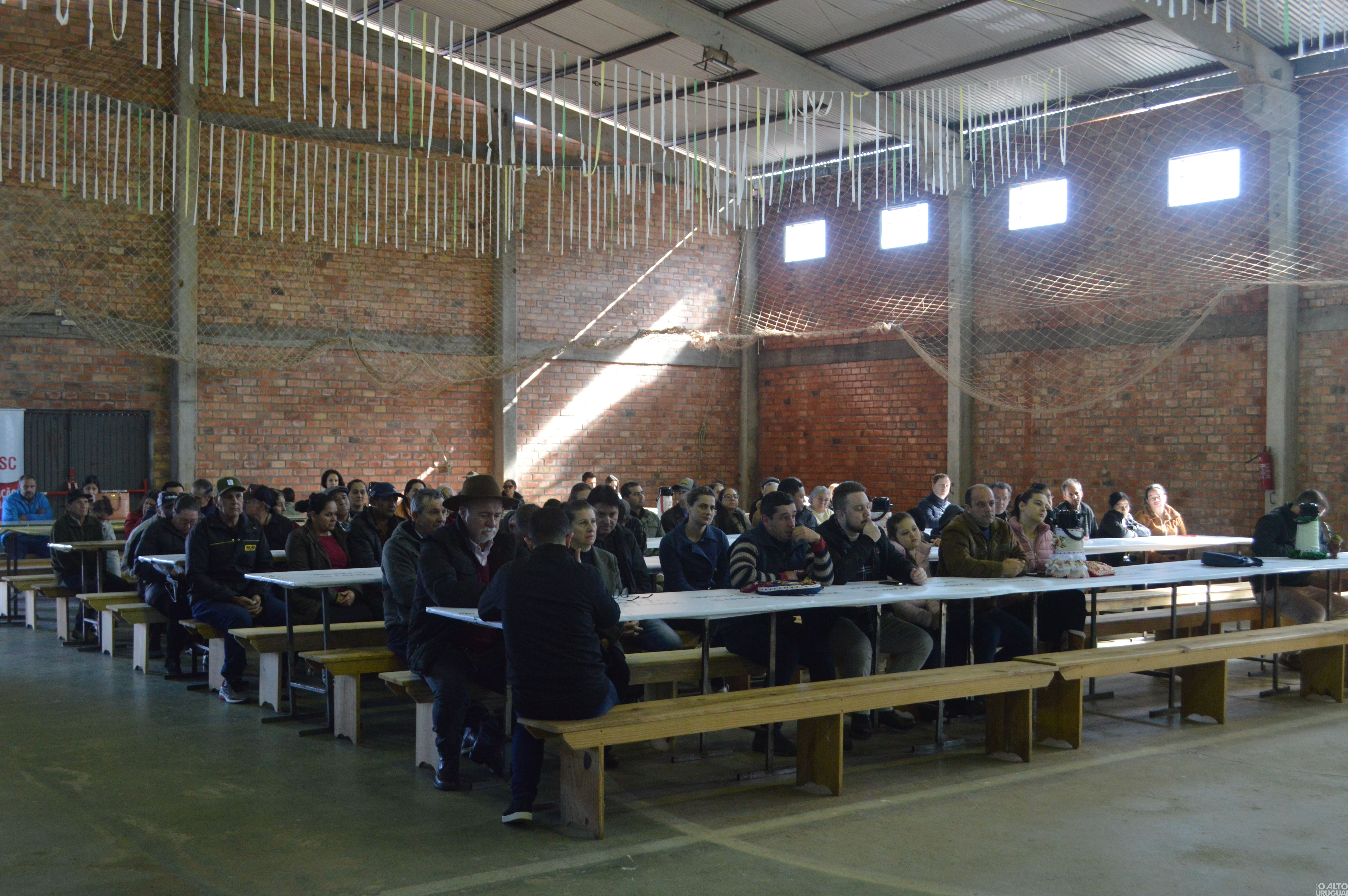 Executivo de Palmitinho entrega 45 imóveis