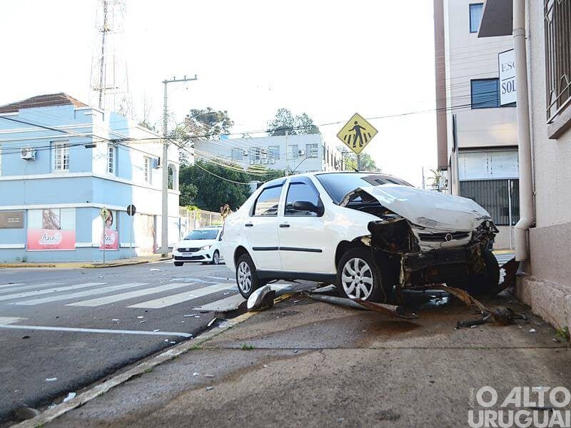 Colisão no centro de FW deixa mulher ferida