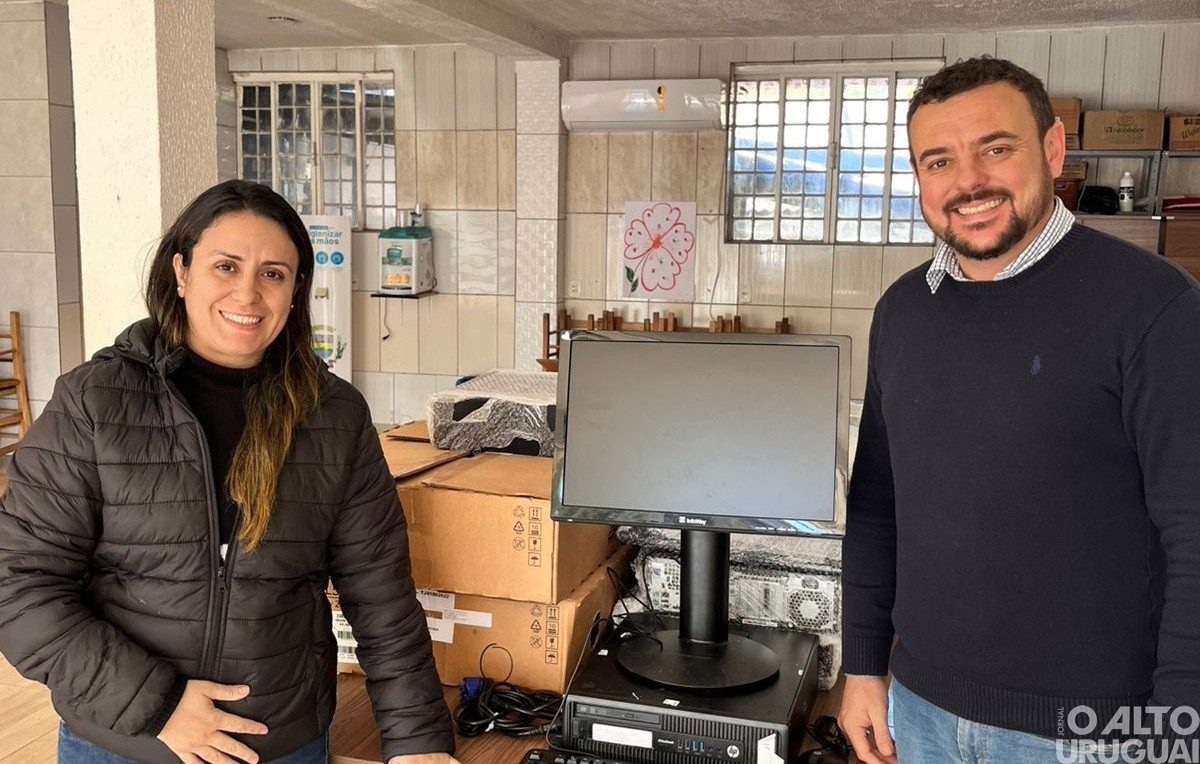 Secretaria de Assistência Social de Erval Seco recebe 10 computadores