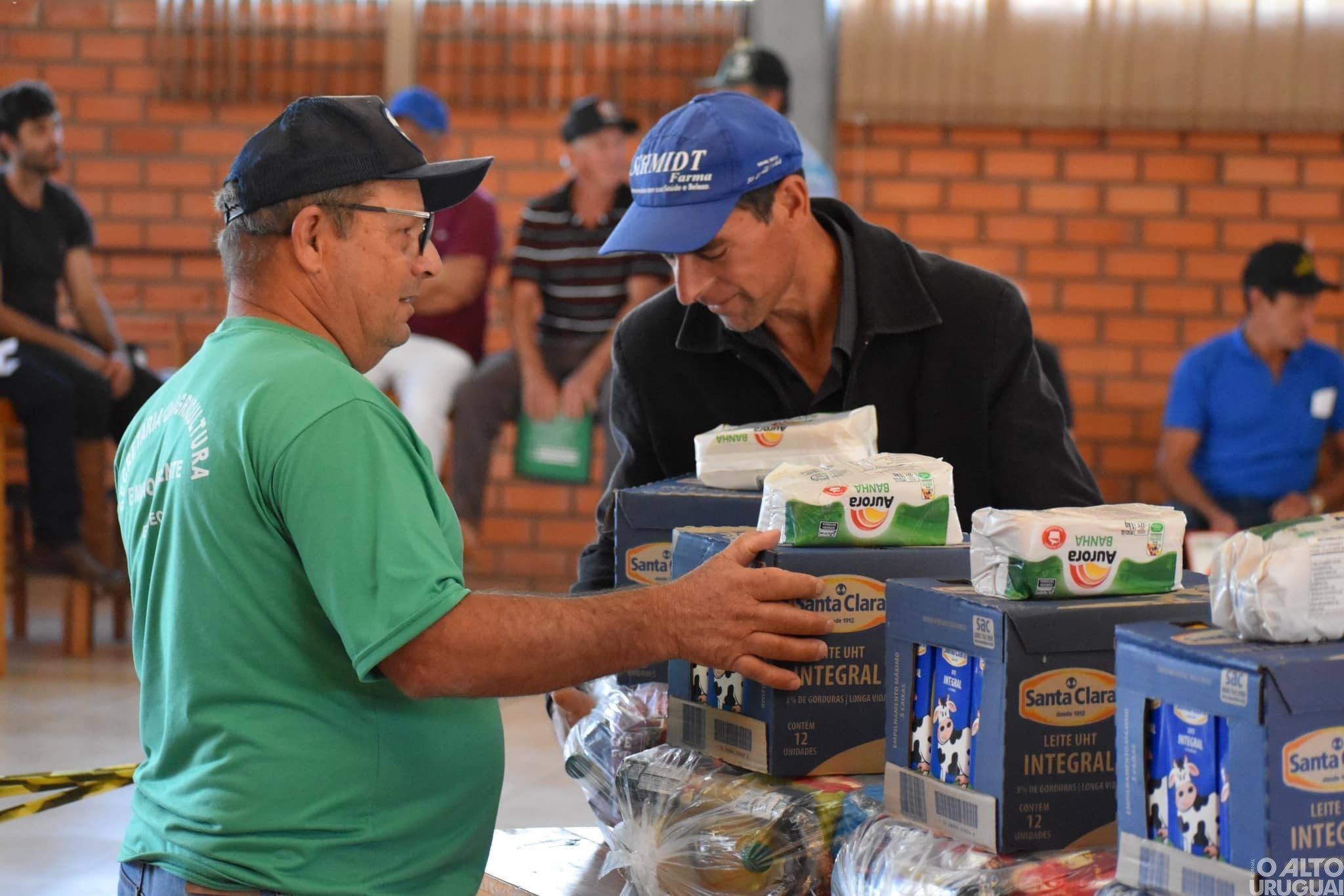 Executivo de Erval Seco entrega cestas básicas aos agricultores 