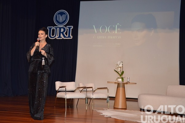 Mais de 800 pessoas participam de palestra com Leila Ama em FW
