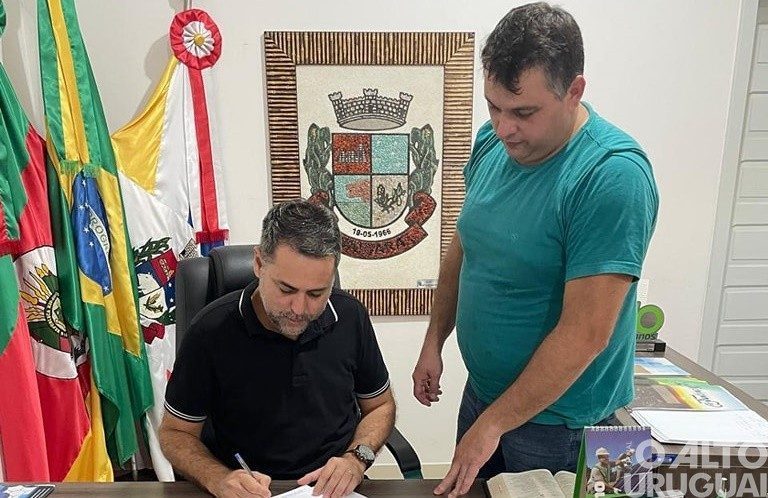 Prefeito Daniel assina decreto de emergência para Caiçara e participa de reunião com a Famurs