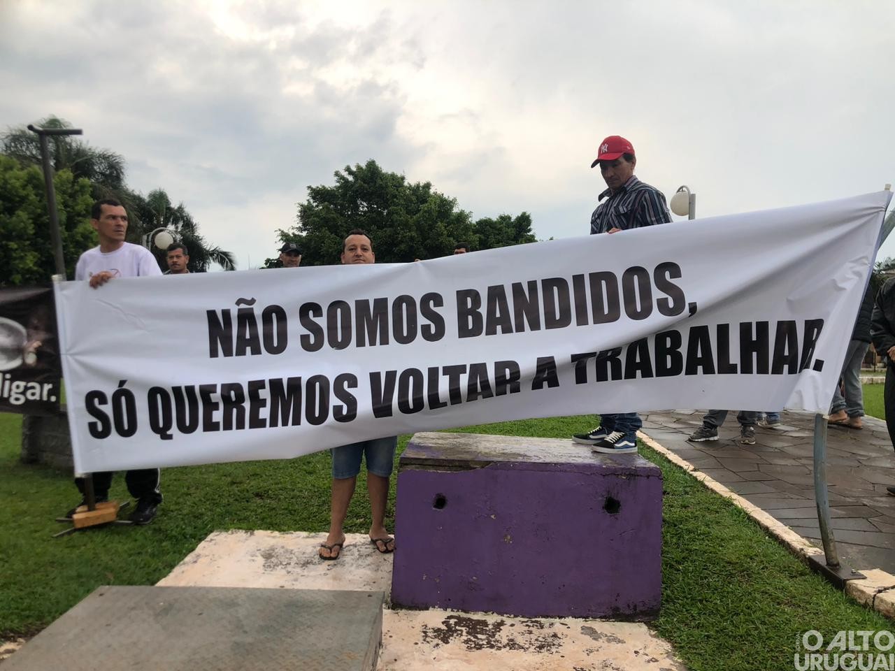 Garimpeiros realizam manifestação e cobram vistoria do Exército