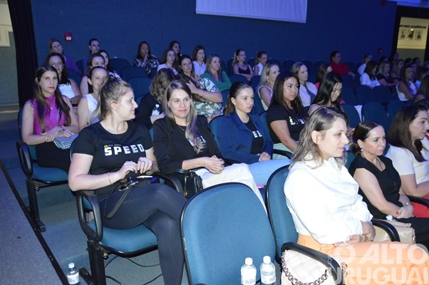 Mais de 800 pessoas participam de palestra com Leila Ama em FW