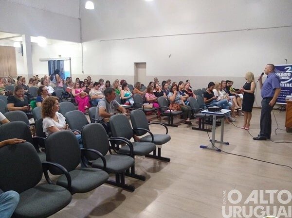 Codemau entrega kits de livros e revistas a 20ª CRE