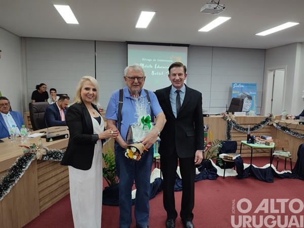 Câmara de FW entrega comendas do Mérito Educacional Barril