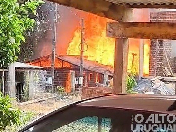 Incêndio destrói residência em Ametista do Sul