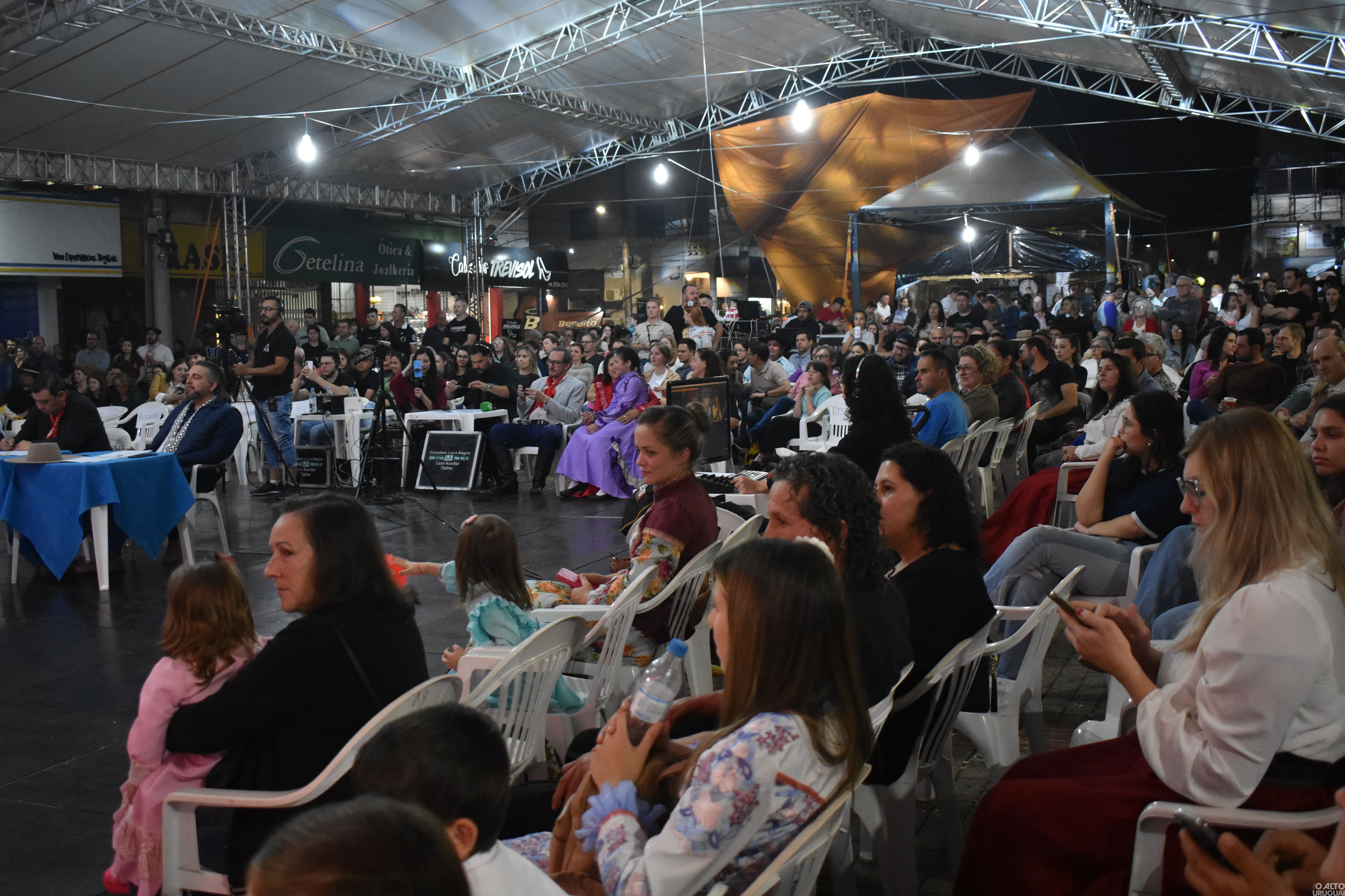 Primeira noite do Canto do Barril reúne grande público