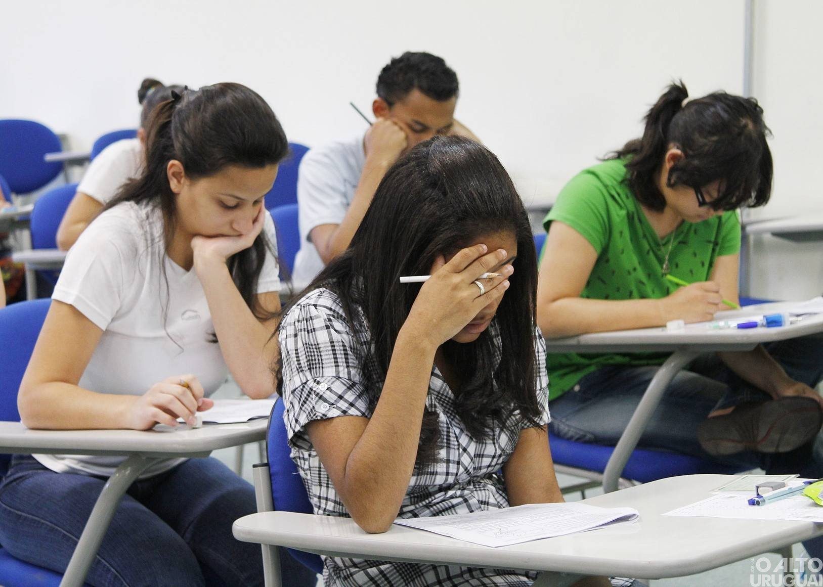 MEC lança programa de apoio a escolas com aulas noturnas