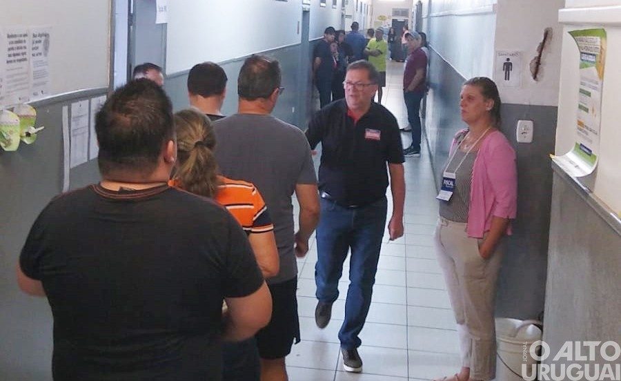 Eleitores comparecem cedo às urnas em FW
