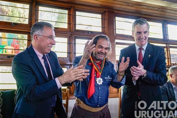 Baitaca recebe a Medalha do Mérito Farroupilha pela AL-RS
