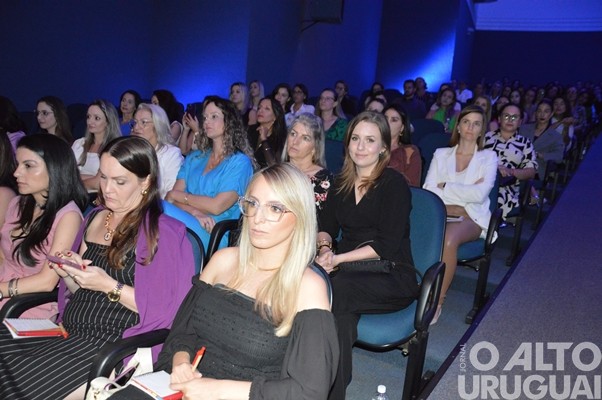 Mais de 800 pessoas participam de palestra com Leila Ama em FW