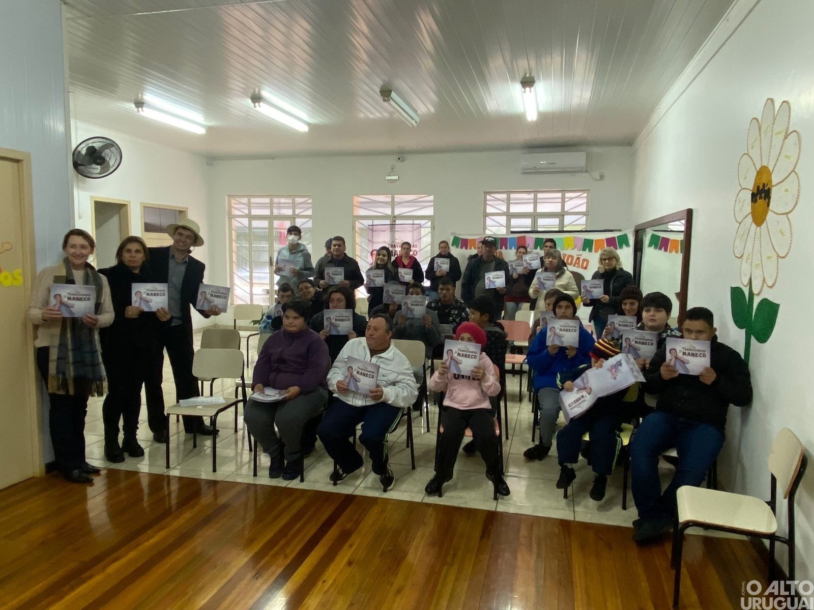 Secretários e alunos do município de Iraí participam de lançamento de livro