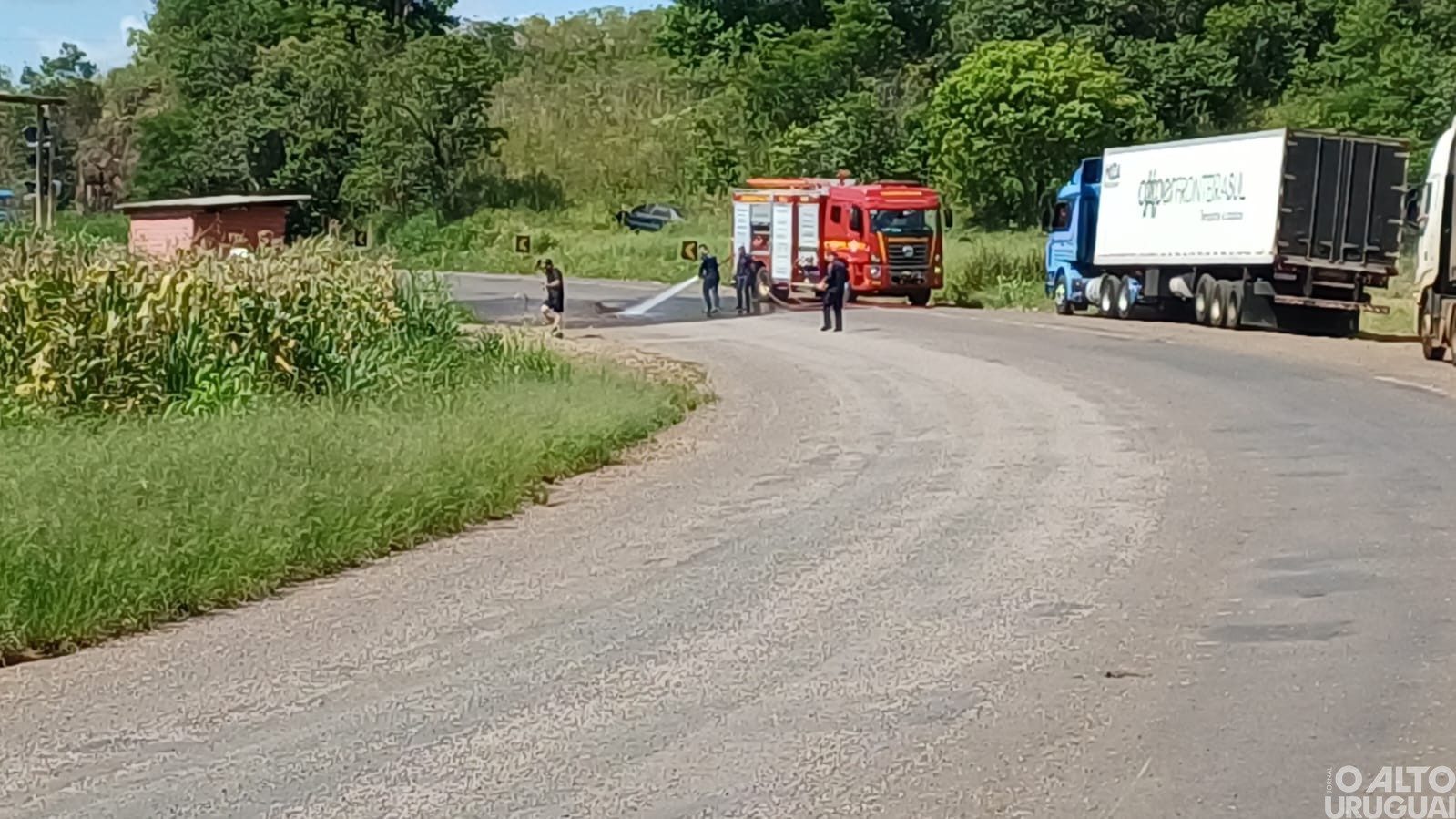 Caminhão derruba britas na pista no km 29 da BR-386