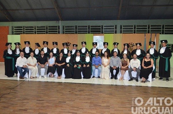 Realizada formatura de alunos da Casa Familiar Rural de FW