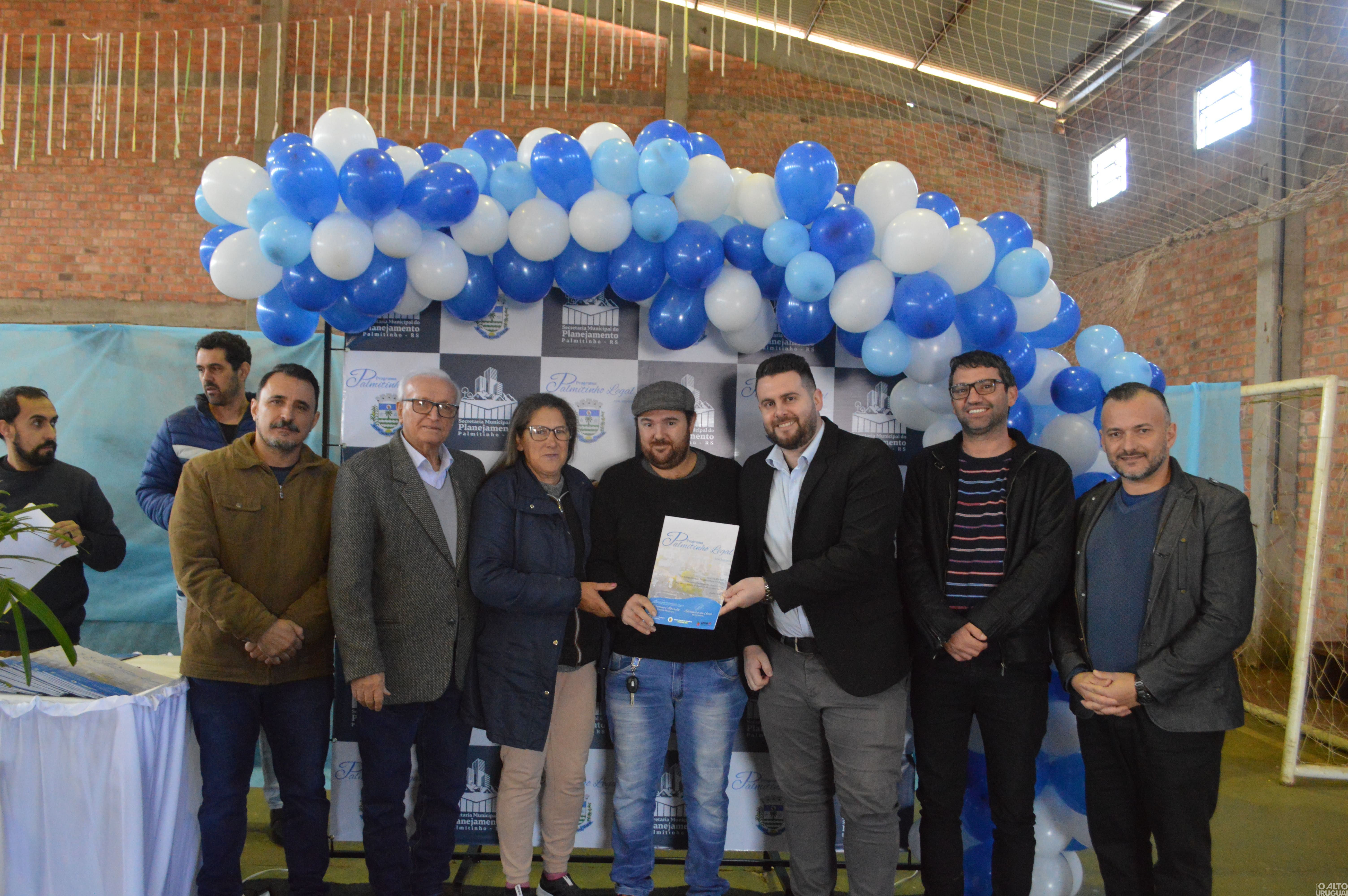Executivo de Palmitinho entrega 45 imóveis