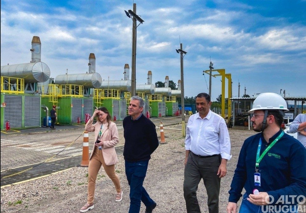 Reitor da UFRGS visita aterro e alerta para gestão de resíduos em tempos de crise