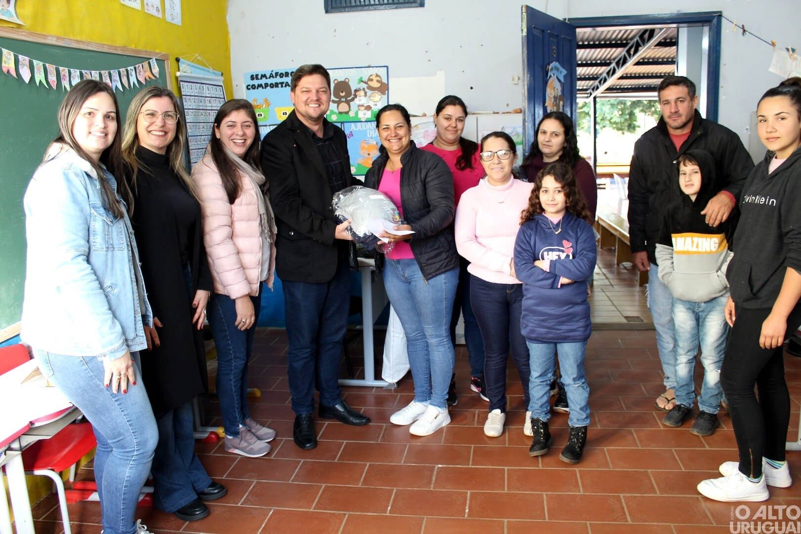 Alunos da rede municipal de Seberi recebem uniformes