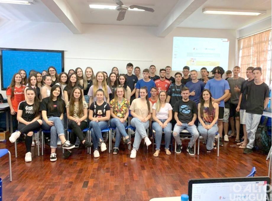 Secretaria da Saúde de Caiçara realiza a campanha Farmácia vai à Escola