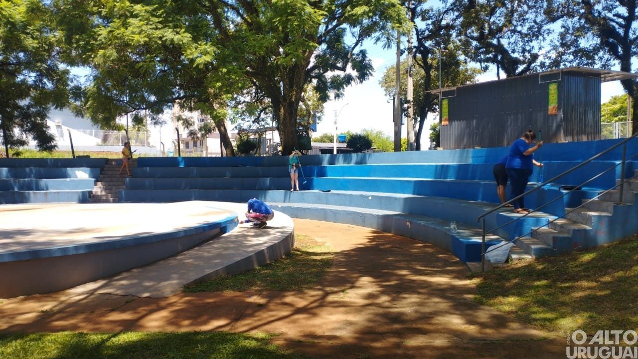Secretaria de Obras realiza revitalização da Praça da URI
