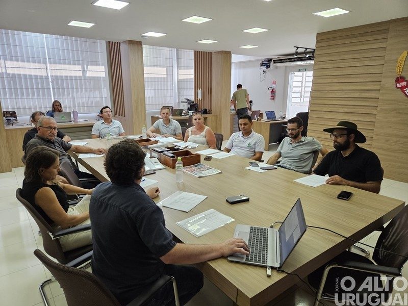 Projeto sobre adequação de cargos do Plano de Carreira é debatido na Câmara de FW