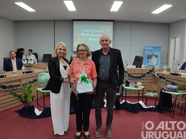 Câmara de FW entrega comendas do Mérito Educacional Barril